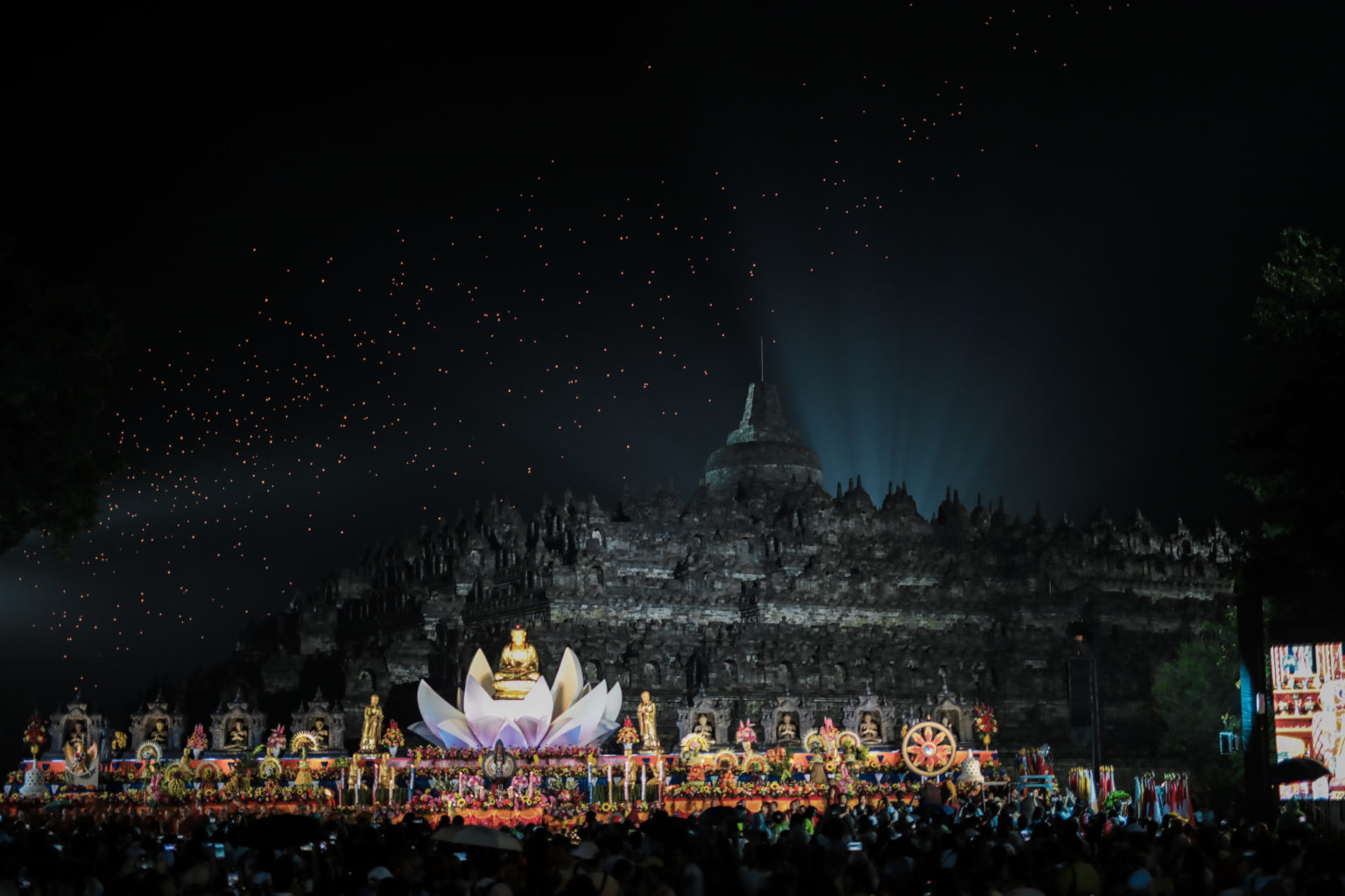 keajaiban-waisak-2025-di-borobudur-magnet-wisatawan-dari-seluruh-dunia